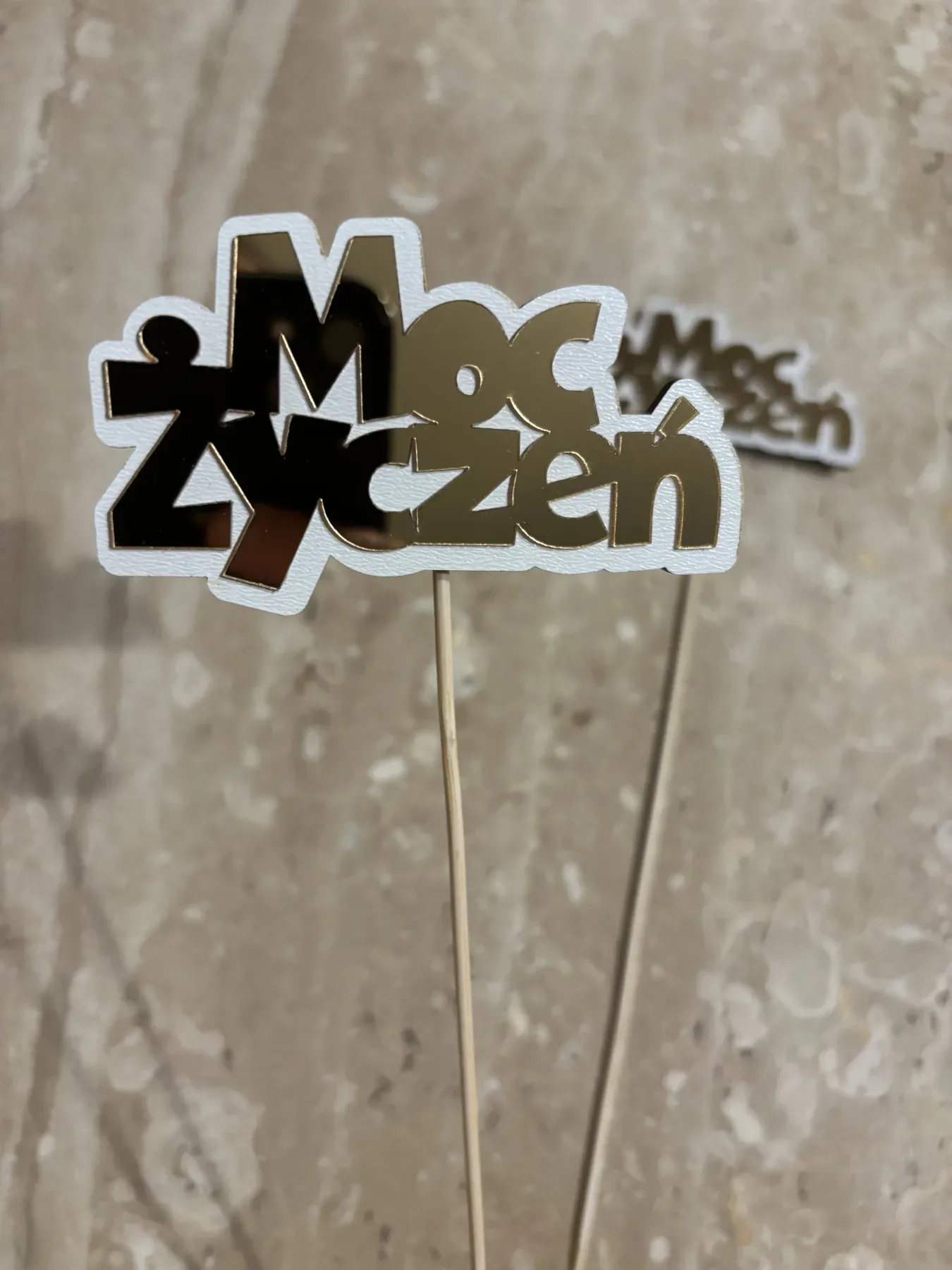 Topper plexi MOC ŻYCZEŃ złoty